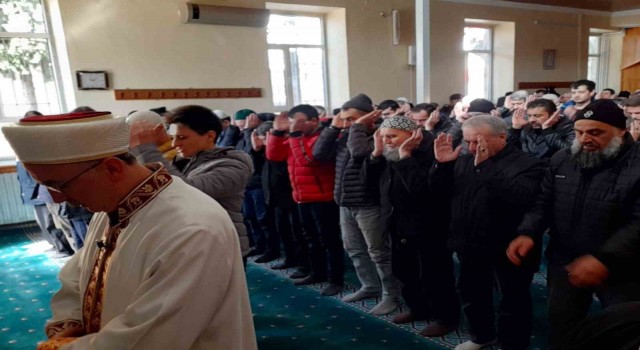 Depremde hayatını kaybeden vatandaşlar için gıyabi cenaze namazı kılındı