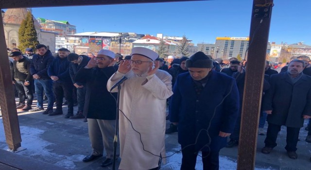 Depremde hayatını kaybedenler için Erzurumda gıyabi cenaze namazı kılındı
