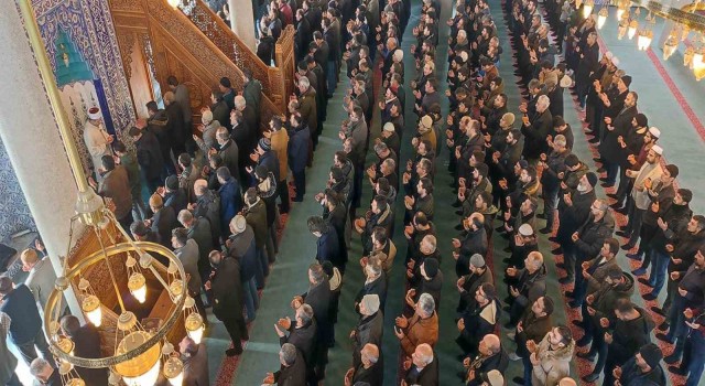 Depremde hayatını kaybedenler için gıyabi cenaze namazı kılındı