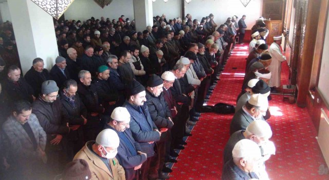 Depremde hayatını kaybedenler için gıyabi cenaze namazı kılındı