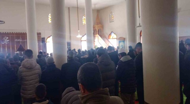 Depremde hayatını kaybedenler için gıyabi cenaze namazı kılındı