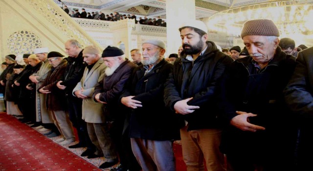 Depremde hayatını kaybedenler için Konyada gıyabi cenaze namazı kılındı
