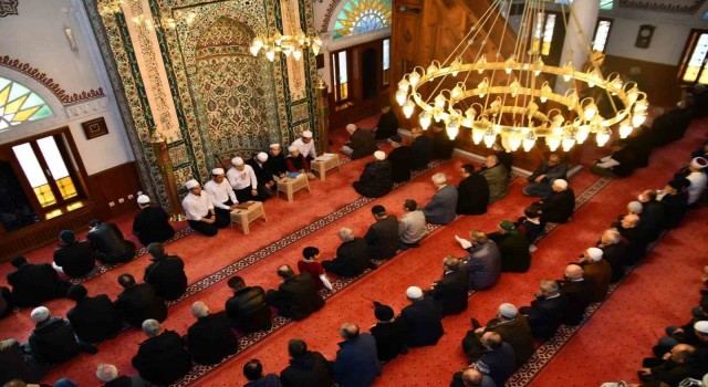 Depremde hayatını kaybedenler için Kuran okundu