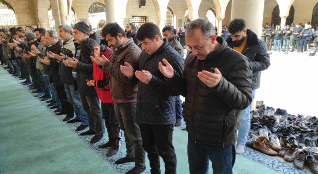 Depremde hayatını kaybedenler için Şanlıurfada gıyabi cenaze namazı