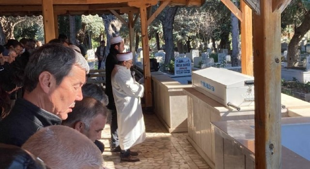 Depremde hayatını kaybedenler son yolculuğuna uğurlandı