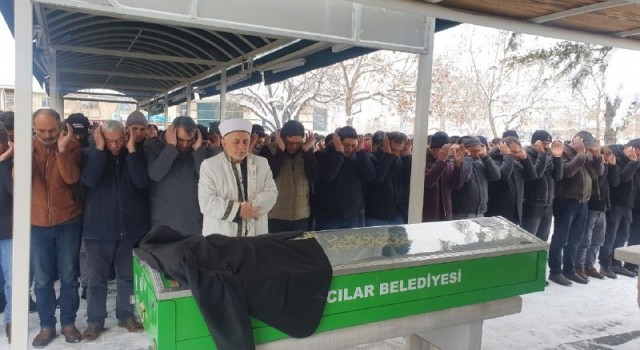 Depremde hayatını kaybedenler toprağa veriliyor