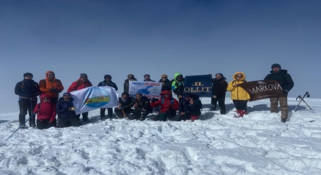 Depremde hayatını kaybedenlerin anısına Esrük Dağına tırmanış