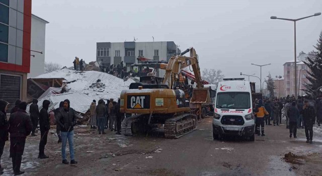 Depremde Kahramanmaraşta birçok bina yıkıldı, kurtarma çalışmaları sürüyor