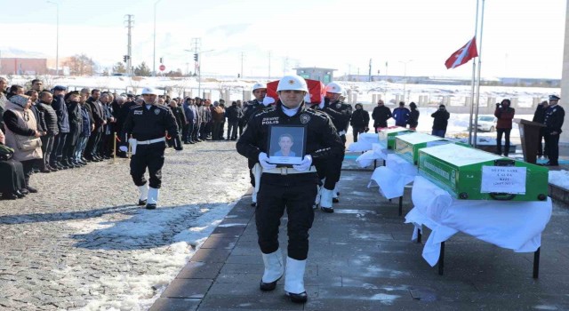 Depremde ölen polis, eşi ve 2 çocuğu Niğdede toprağa verildi