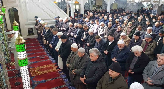 Depremde ölenler için gıyabi cenaze namazı kılındı