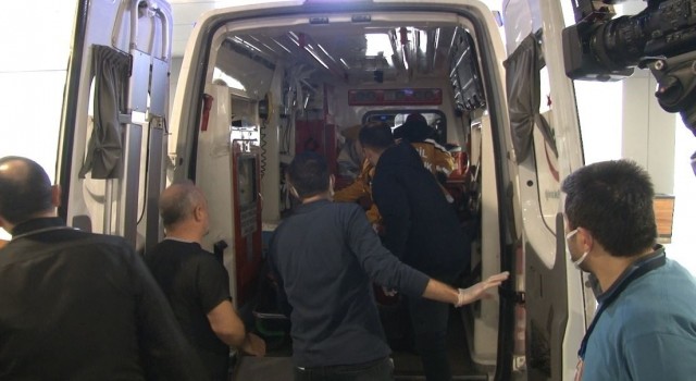 Depremde yaralanan 1i çocuk 4 kişi ambulans uçakla Ankaraya getirildi.