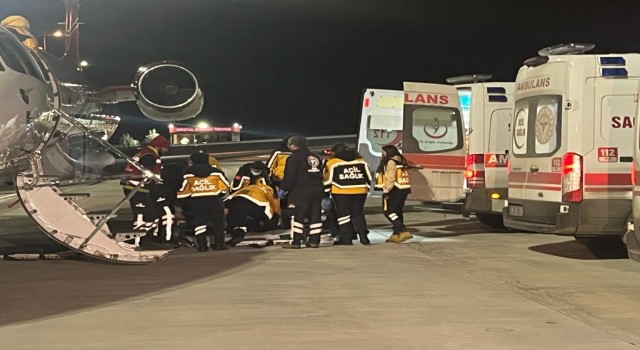 Depremde yaralanan 4 kişi ambulans uçakla Ankaraya getirildi