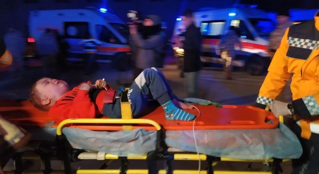 Depremde yaralanan 51 kişi askeri uçakla İstanbula getirildi