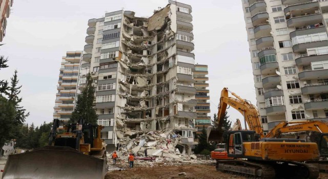Depremde yarısı yıkılan apartmanın kontrollü yıkımına başlandı