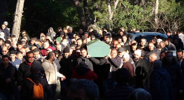 Depremde yaşamını yitiren genç futbolcu Antalyada toprağa verildi