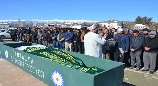 Depremde yaşamını yitiren Ümmühan öğretmen memleketi Antalyada toprağa verildi