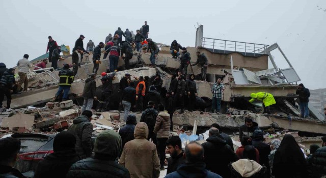 Depremde yıkılan binalarda arama kurtarma çalışmaları sürüyor