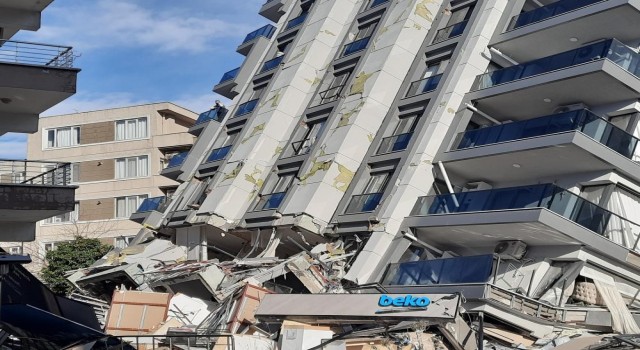 Depremde yıkılan binaların içinde kurtarılmayı beklediler