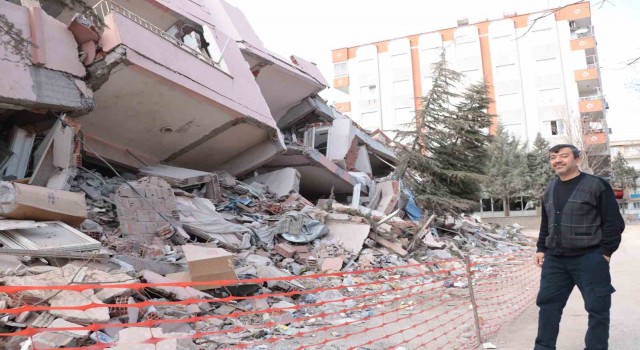 Depremde yıkılan evinin başında nöbet tutuyor