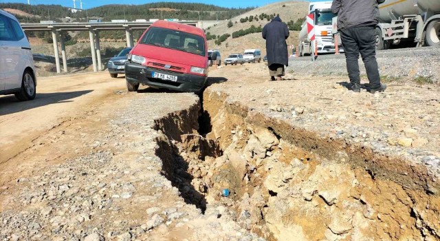 Depremde yol yarıldı, ticari araç içine düştü