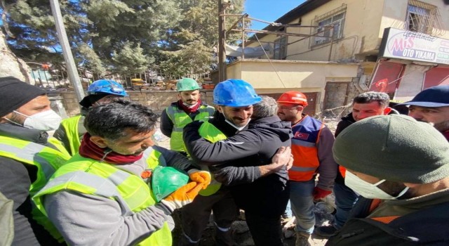 Depremden 248 saat sonra Aleynanın kurtarılmasına tanık olan Başkan Şayir, gözyaşlarına engel olamadı