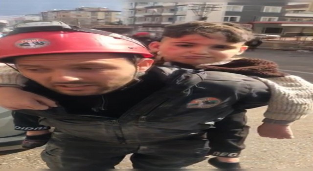 Depremden 50 saat sonra gelen mutluluk: 1 çocuk, 2 kadın enkazdan böyle kurtarıldı