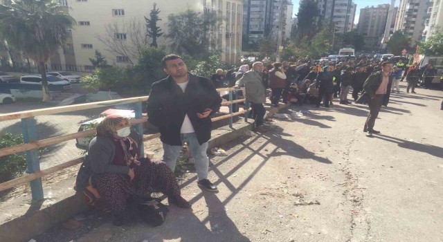 Depremden bir hafta önce “Bina çürük” diyerek uyardığı kızı için gözyaşlarına boğuldu