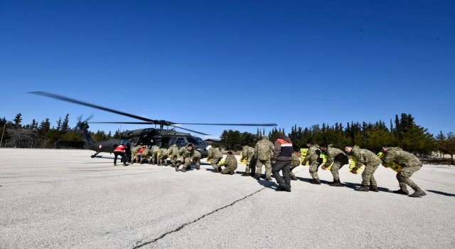 Depremden etkilenen köylere helikopter ile yardım ulaştırıldı