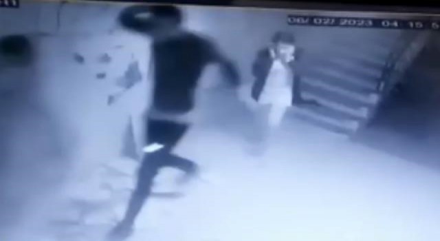 Depremden kaçma anı ve duvarların patlaması güvenlik kamerasına yansıdı