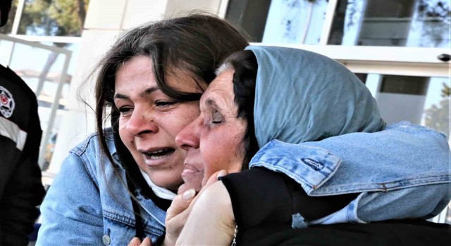 Depremden kurtulan anneye gözyaşları arasında karşılama