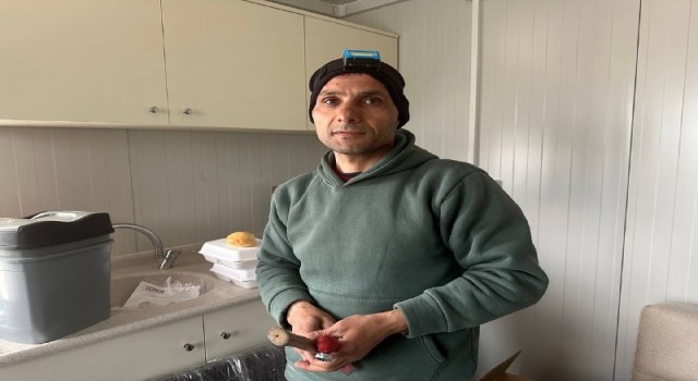 Depremden kurtuldu, konteynerlarda montaj yaptı