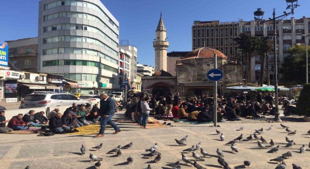 Depremden sonra boşalan Adanada Cuma Namazı yolda kılındı