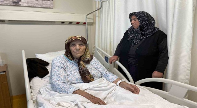 Depreme hastanede yakalanan 84 yaşındaki Emine Teyzeyi hemşire kurtardı
