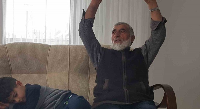 Depremi duyar duymaz yola koyulan yaşlı adam oğlu ve torunlarını 23ncü saatte kurtardı
