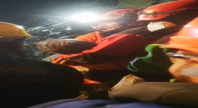 Depremin 137. saatinde hamile kadın ve 3 yaşındaki kızı kurtarıldı