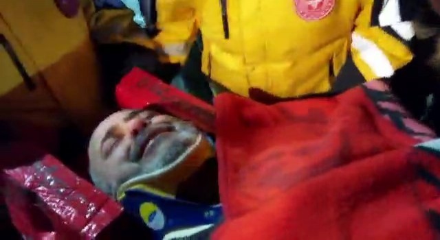 Depremin 137nci saatinde çifte mutluluk