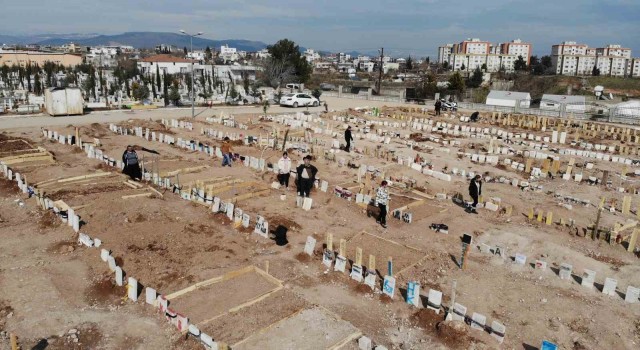 Depremin 14üncü gününde mezarlıkta dinmeyen acı