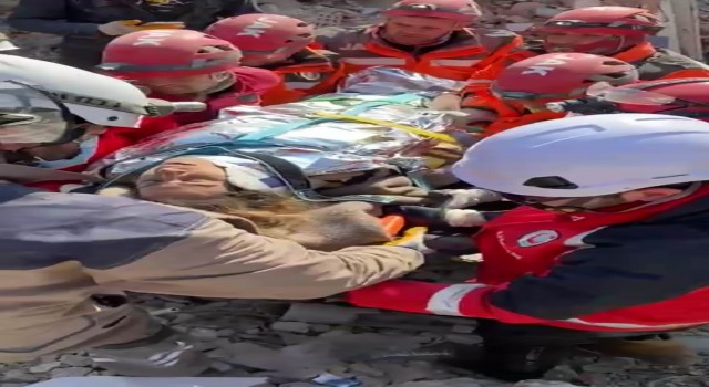Depremin 177. saatinde inanılmaz kurtuluş