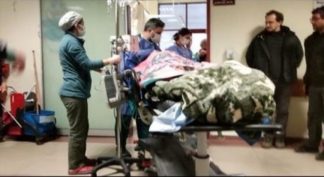 Depremin 227nci saatinde sağ kurtarılan 74 yaşındaki Cemile Kekeç Ankaraya sevk edildi
