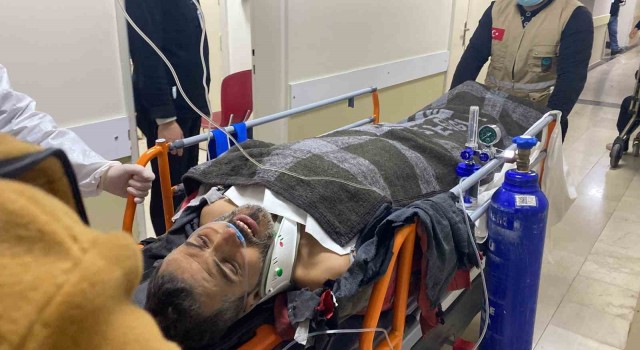 Depremin 296. saatinde kurtarılan Suriyeli Muhammedin doktorlarla konuştuğu anlar kamerada