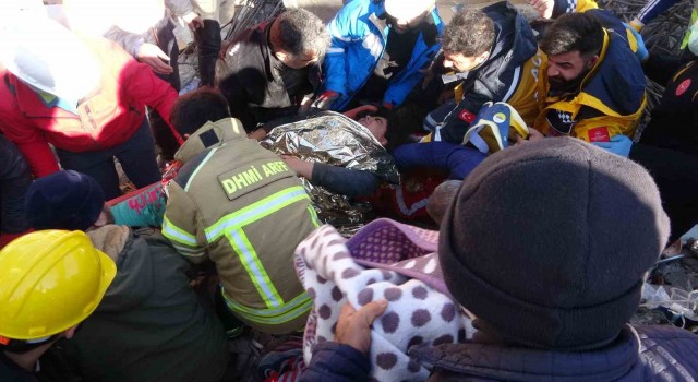 Depremin 4üncü gününde anne kız enkazdan sağ çıkartıldı