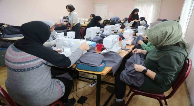 Depremin acısını 24 yıl önce yaşayan kadınlar afetzedeleri ısıtabilmek için aralıksız çalışıyor