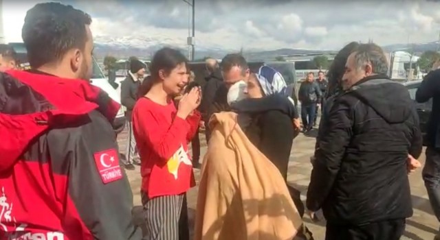 Depremin kalbinde 34 saat sonra ağlatan buluşma