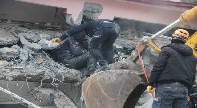 Depremin merkez üssünde kurtarma çalışmaları devam ediyor