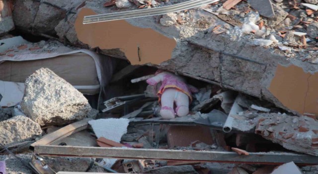 Depremin merkez üssünde yürek burkan fotoğraf: Oyuncak bebekte enkaz altında kaldı