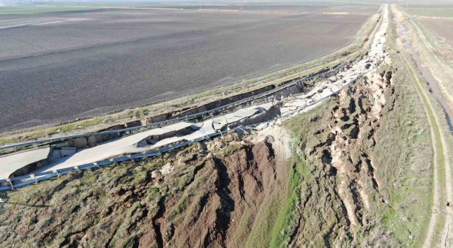 Depremin merkezinden korkunç görüntü: Yol yarıldı, devasa çatlaklar oluştu