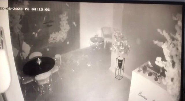Depremin şiddeti ile yarılan duvar güvenlik kamerasına yansıdı