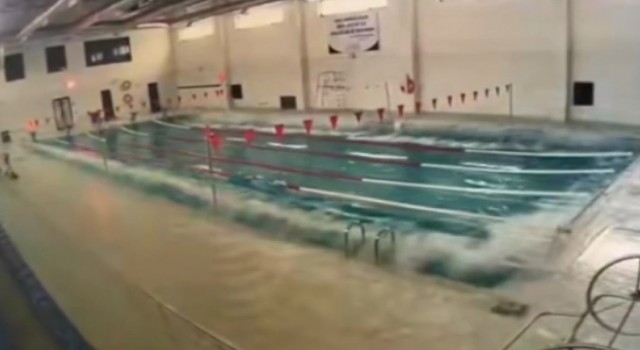 Depremin şiddetiyle havuzda tsunami meydana geldi