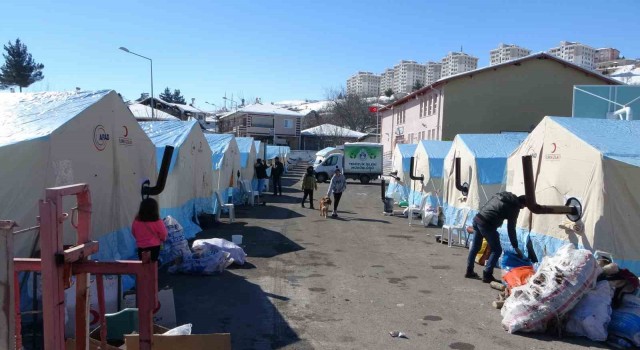 Depremin vurduğu Akçadağda yaralar sarılıyor