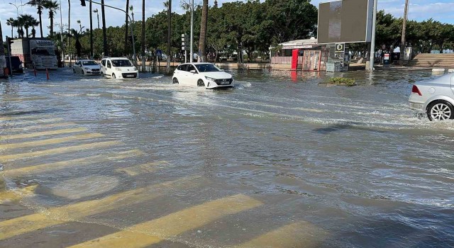 Depremin vurduğu Hatay İskenderunda deniz seviyesi yükselmeye başladı